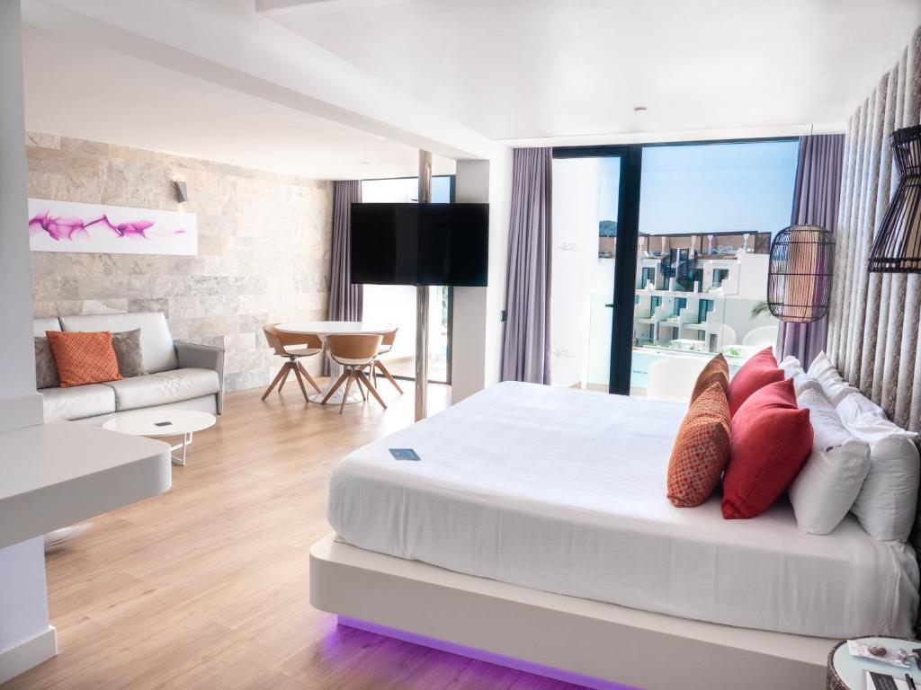 Hard Rock Hotel Ibiza (Playa d'en Bossa) 