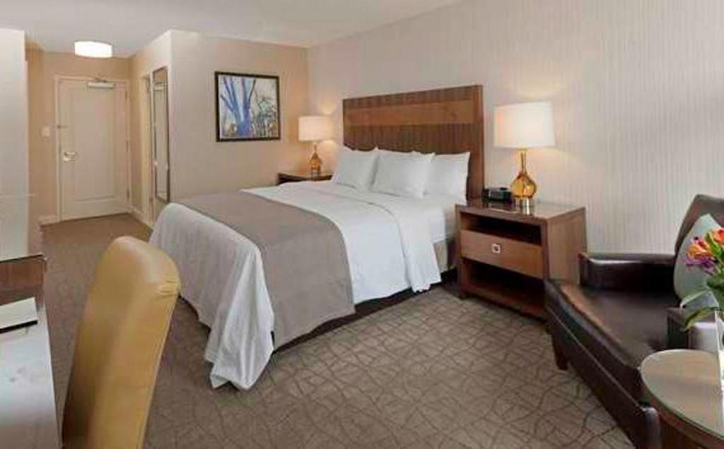 DoubleTree by Hilton Pittsburgh-Green Tree