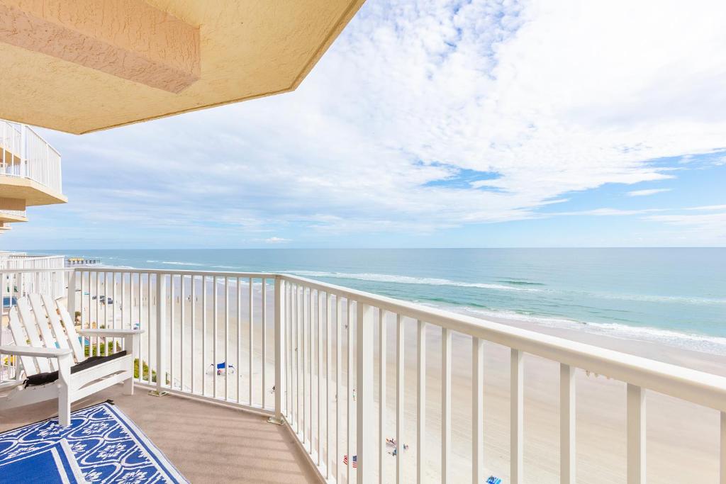 Daytona Beach Shores Ocean Front Balcony 2Beds 2BA King STE and 2Queens - Shores Club 805