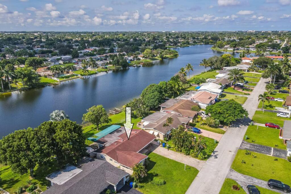 Private Lakefront Home in Miami/Pembroke