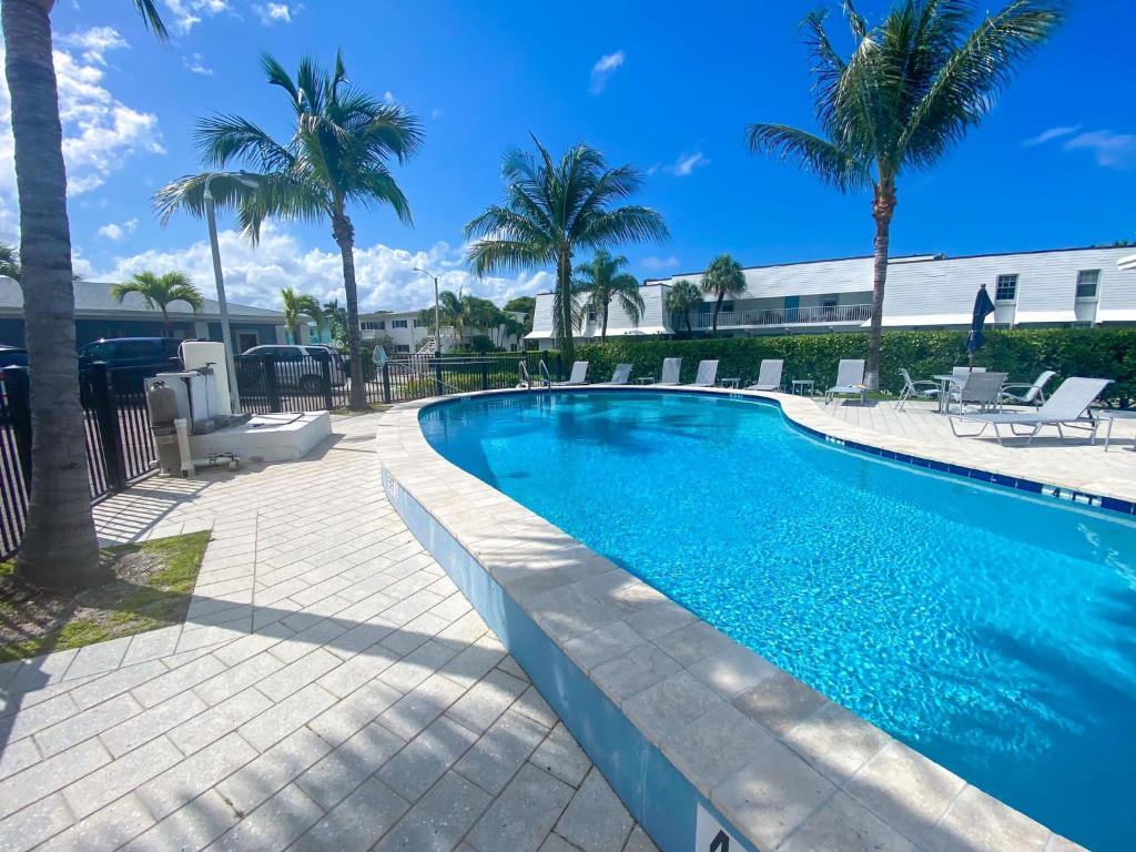 Tropical Oasis by the beach and shops, with pool