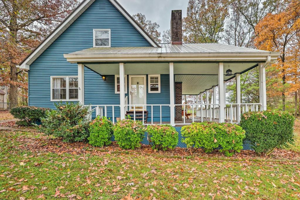 Cozy Cottage with Private Yard Pet Friendly!